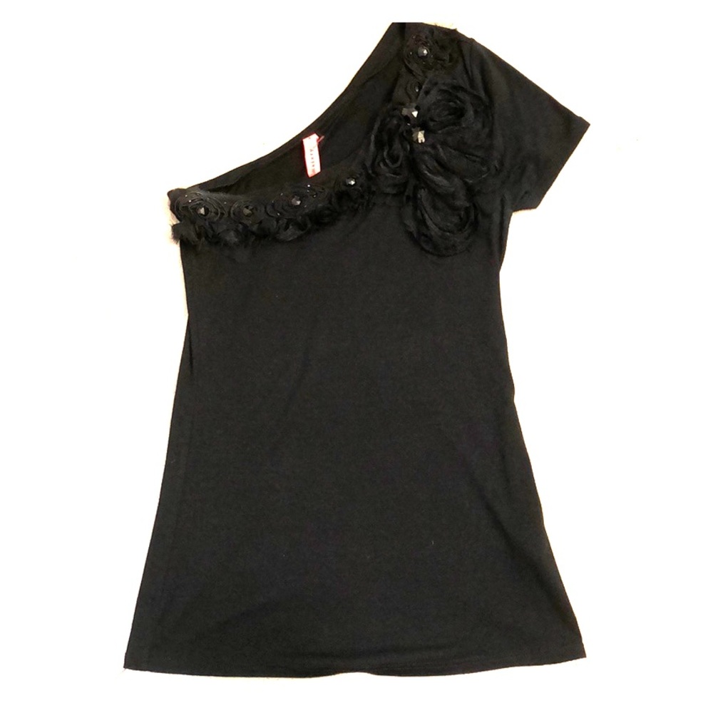 Black one shoulder t shirt.